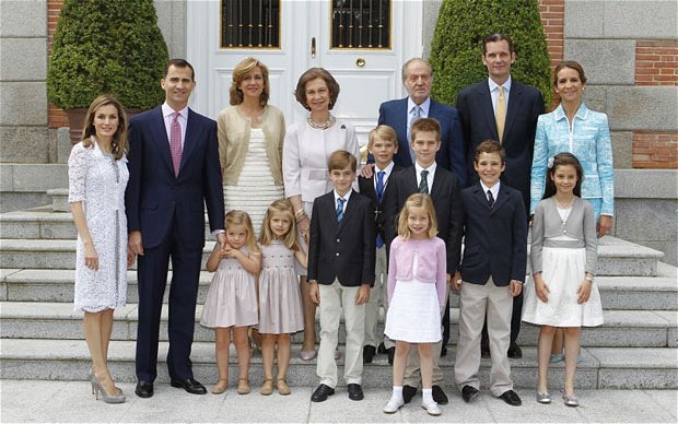 The Spanish Royal Family, including King Juan Carlos I, Queen Sofía, Felipe the Prince of Asturias, and family members. (Photo from 'The Telegraph'.) 