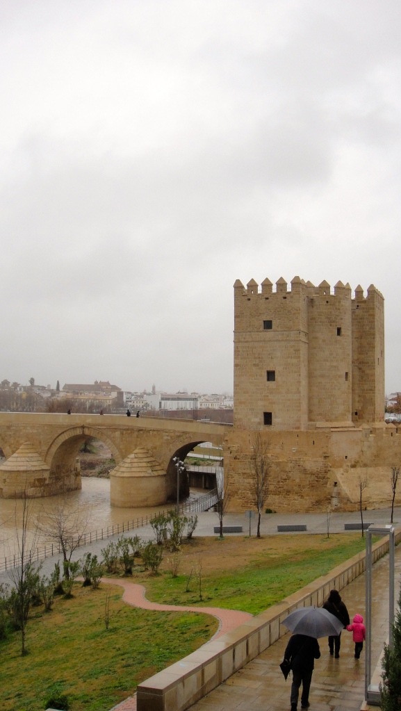 Torre de la Calahorra, a tower erected when Córdoba was under Islamic rule, intended to control access to the bridge.