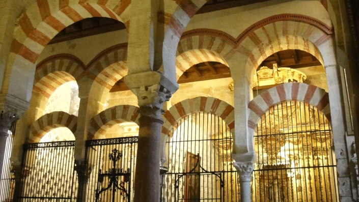 Smaller side chapels enclosed by gates, as found in many cathedrals.